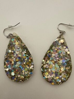 Multi color resin earrings NWOT